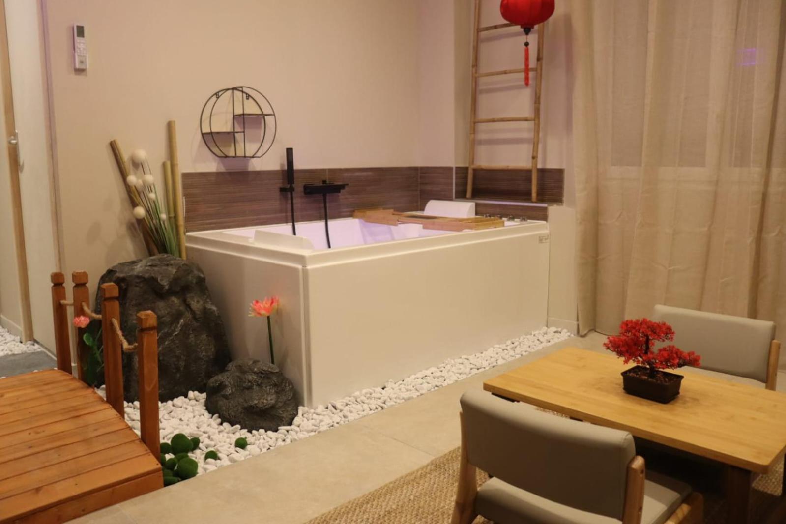 Loveroom Japon Avec Balneotherapie تولون المظهر الخارجي الصورة
